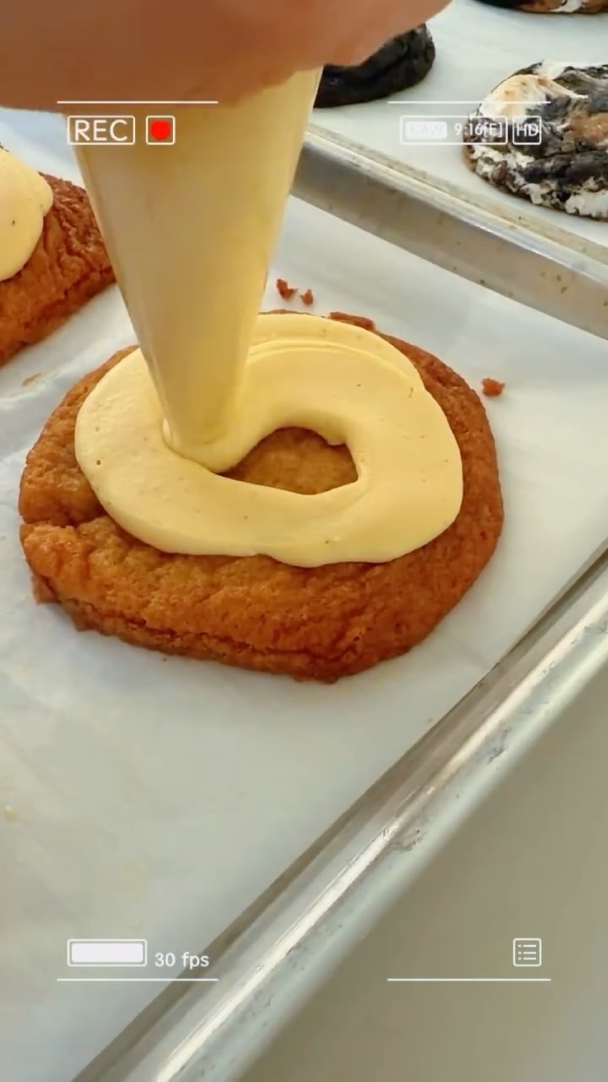 Piping vanilla cream cookies