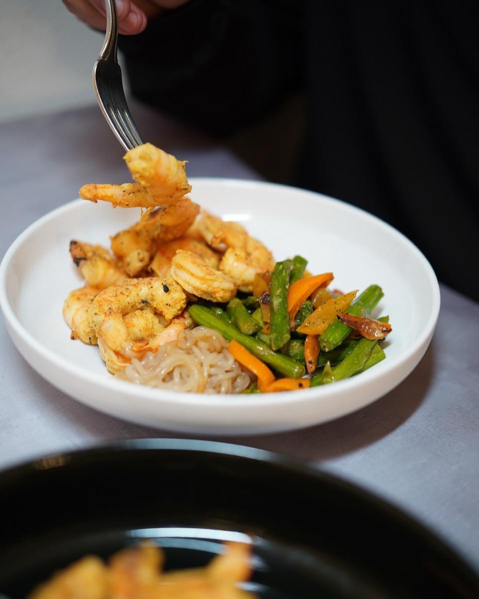 Grilled shrimp with noodles